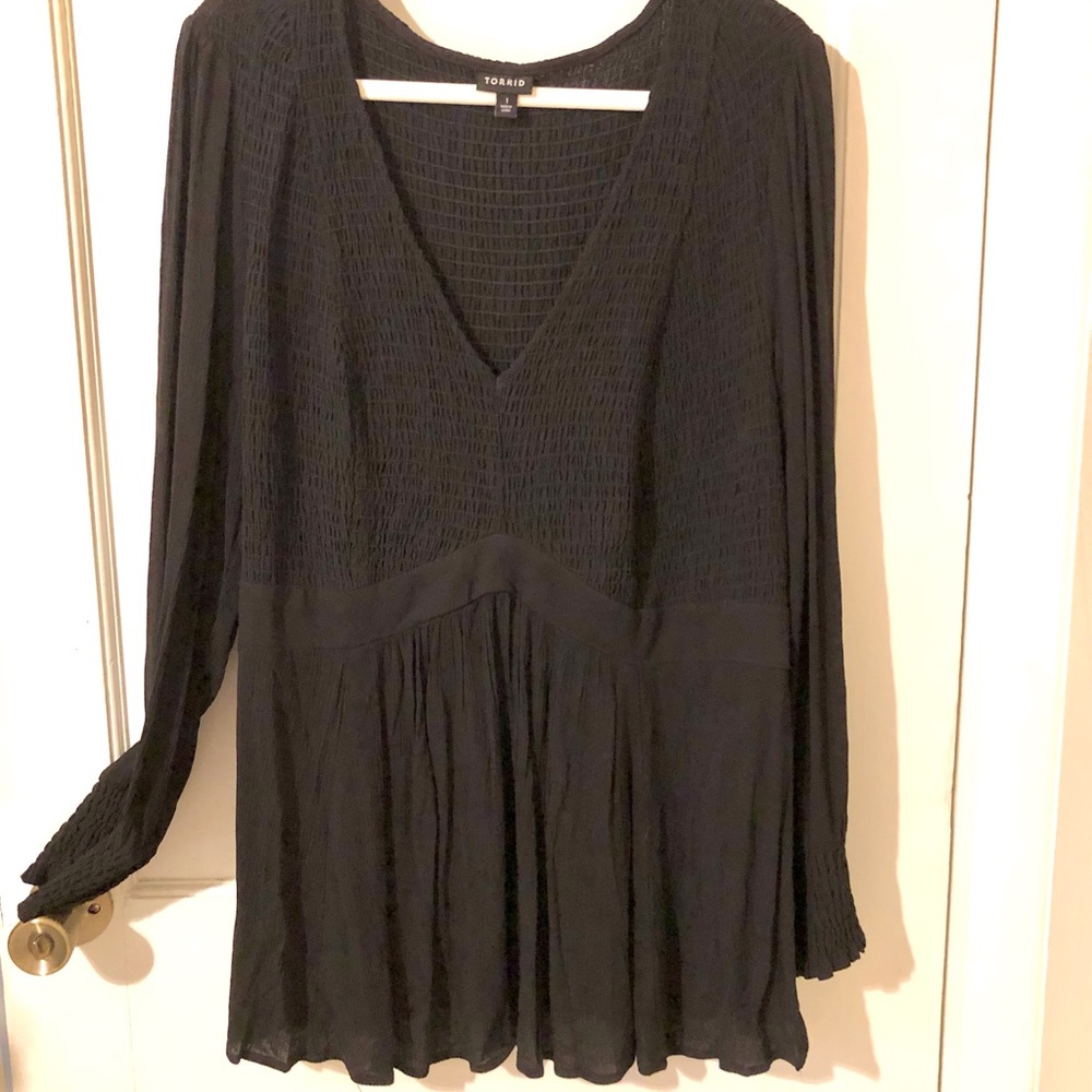 Torrid Black Pleated Long Sleeve Tunic Blouse
